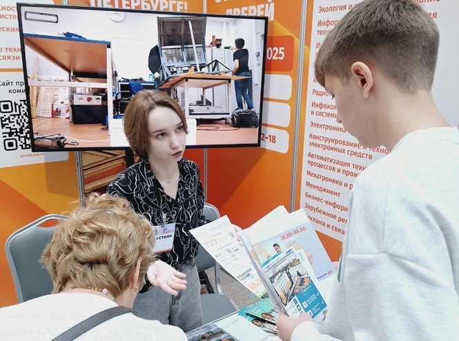 СПбГУТ работает со школьниками на выставке «Образование и карьера» в Москве