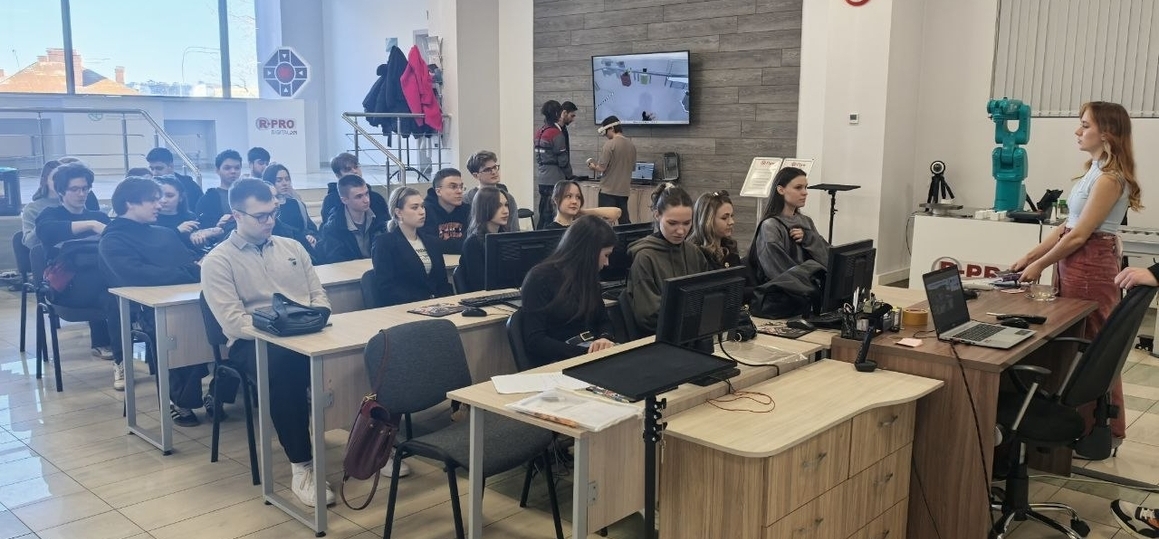 Студенты «Цифровой кафедры» и кафедры ЭД посетили выездную лекцию в концерне «Р-Про»