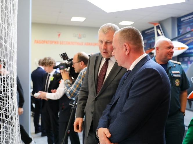 Ректор СПбГУТ принял участие в открытии лаборатории беспилотных авиационных систем в ИТШ № 777