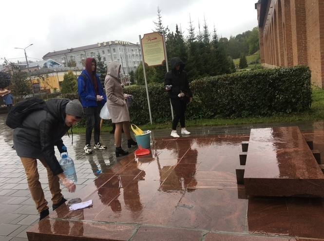 Студенты СКТ принимают участие в акции по благоустройству памятников и воинских захоронений