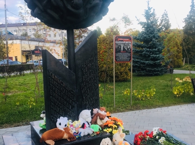 Волонтеры Смоленского колледжа почтили память жертв трагедии в школе Ижевска