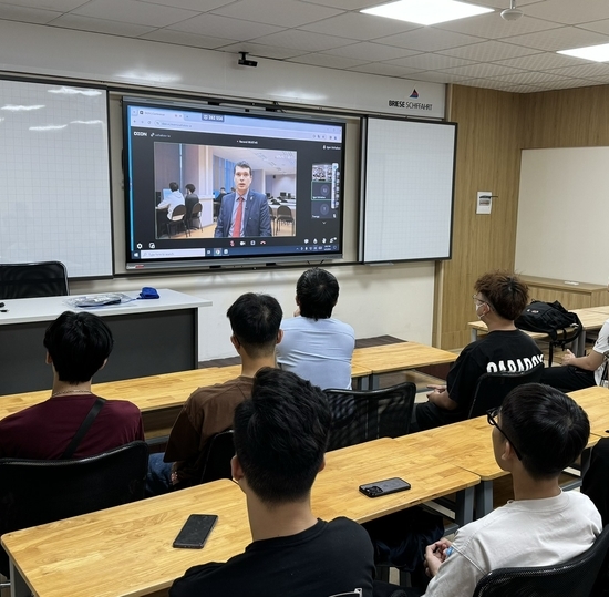 Доцент СПбГУТ провёл лекцию для студентов Вьетнама