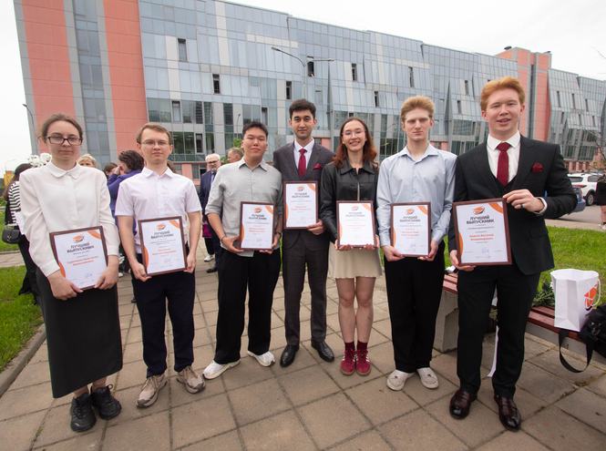 В СПбГУТ наградили лучших выпускников 2025 года