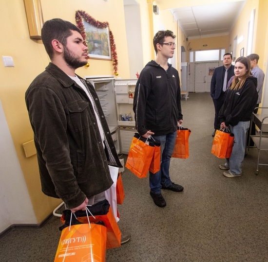 Специалисты и студенты СПбГУТ посетили ветеранов СВО в госпитале