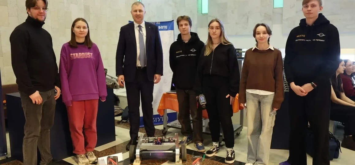 Студенты СПбГУТ представили трех боевых роботов на конференции в Петербурге