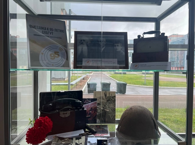 В СПбГУТ открылась выставка о поколениях университета