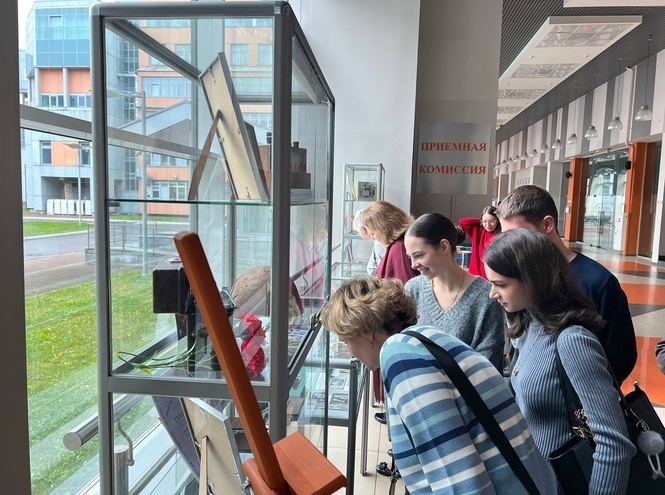 В СПбГУТ открылась выставка о поколениях университета