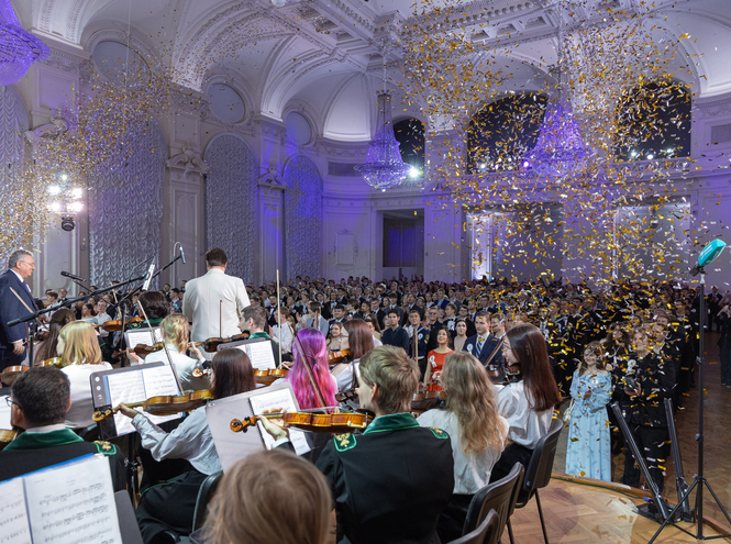 Студенты СПбГУТ — участники губернаторского новогоднего бала