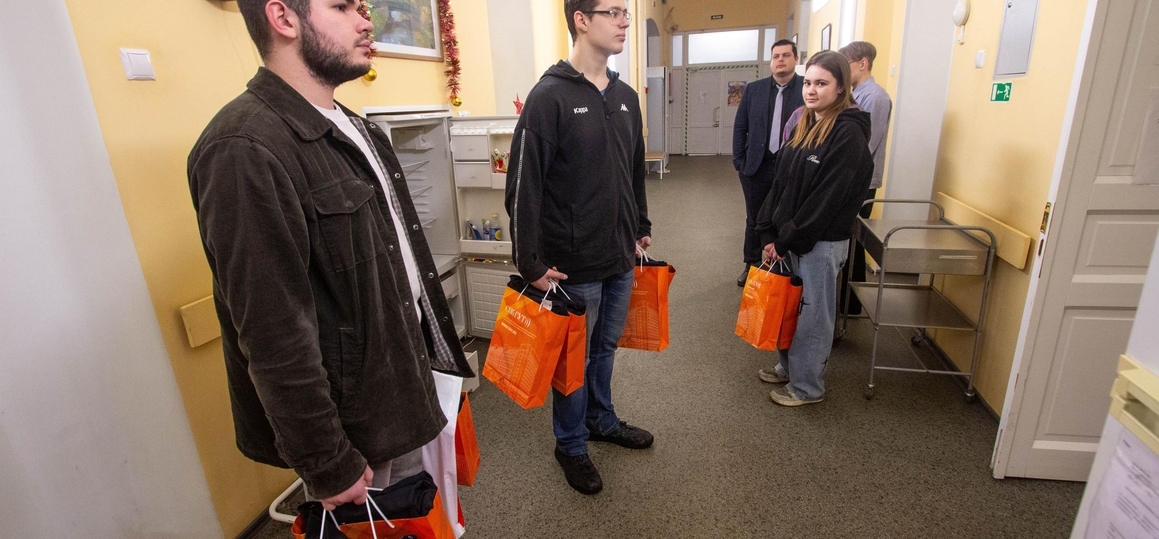 Специалисты и студенты СПбГУТ посетили ветеранов СВО в госпитале