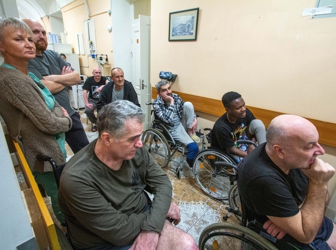 Специалисты и студенты СПбГУТ посетили ветеранов СВО в госпитале