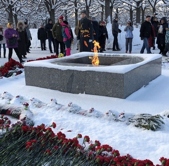 Студенты СПбГУТ почтили память героев блокадного Ленинграда на Пискаревском кладбище