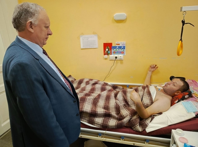 Специалисты и студенты СПбГУТ посетили ветеранов СВО в госпитале