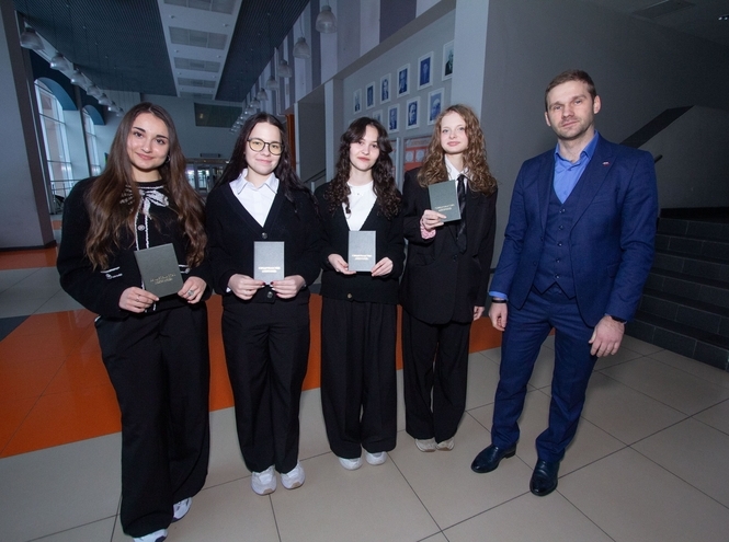 В СПбГУТ выдали свидетельства о первой профессии — школьники стали «Цифровыми кураторами»