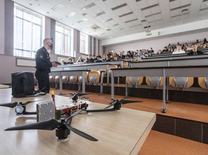 Офицеры ВС РФ рассказали студентам о перспективах профессионального роста в армии