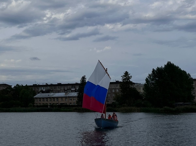 «Бончевцы» на воде под флагом России