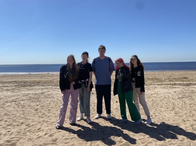 Студенческий клуб «ЭкоБонч» очистил берег Финского залива от мусора