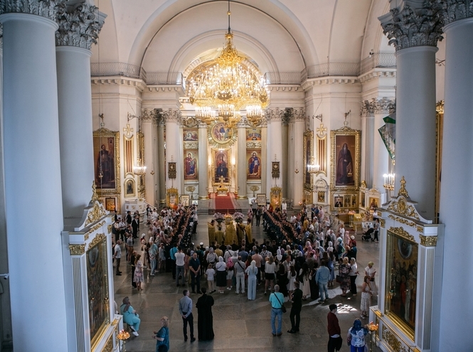 У Троицкого собора прошла церемония выпуска молодых офицеров ВУЦ СПбГУТ